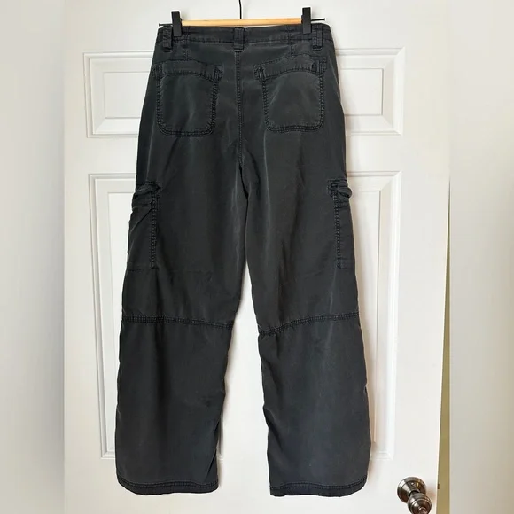 American Eagle High Rise Black Cargo Pants, size 8R - Picture 2 of 8